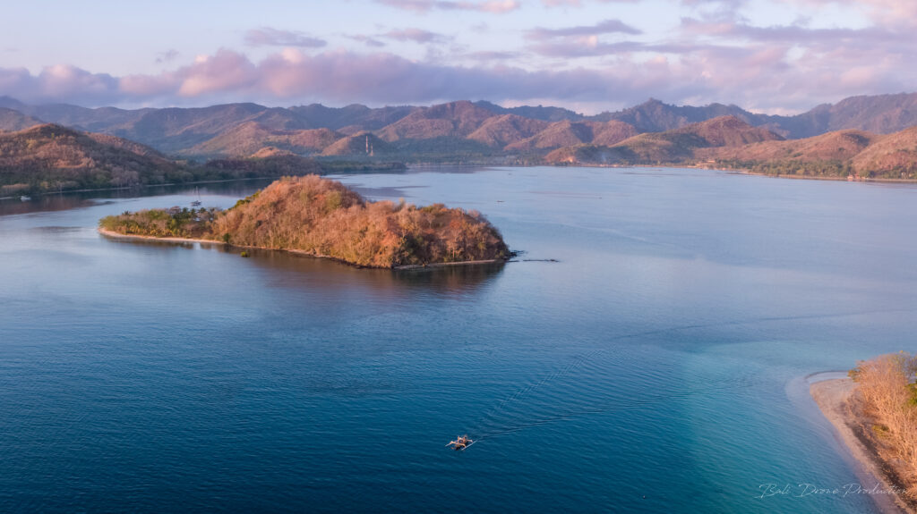 Secret Gilis : Explore the “Secret South Gili islands”, like Gili Goleng, Gili Layar, Gili Renggit & Gili Gede on your private boat. 